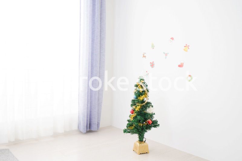 クリスマスの飾り付けをする子どもたち