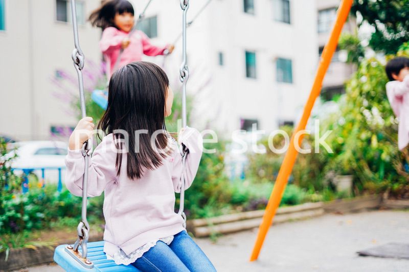 公園で楽しく遊ぶ2人の女の子たち
