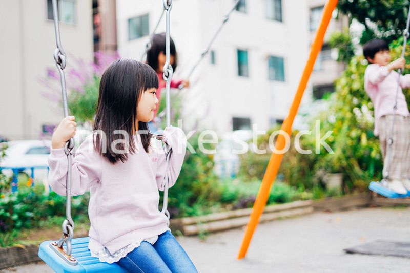 公園で楽しく遊ぶ2人の女の子たち