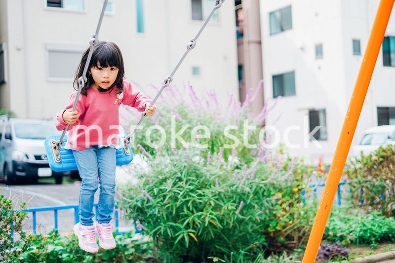 ブランコで遊ぶ女の子