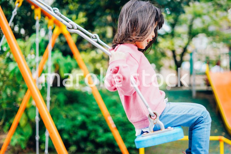 ブランコで遊ぶ女の子
