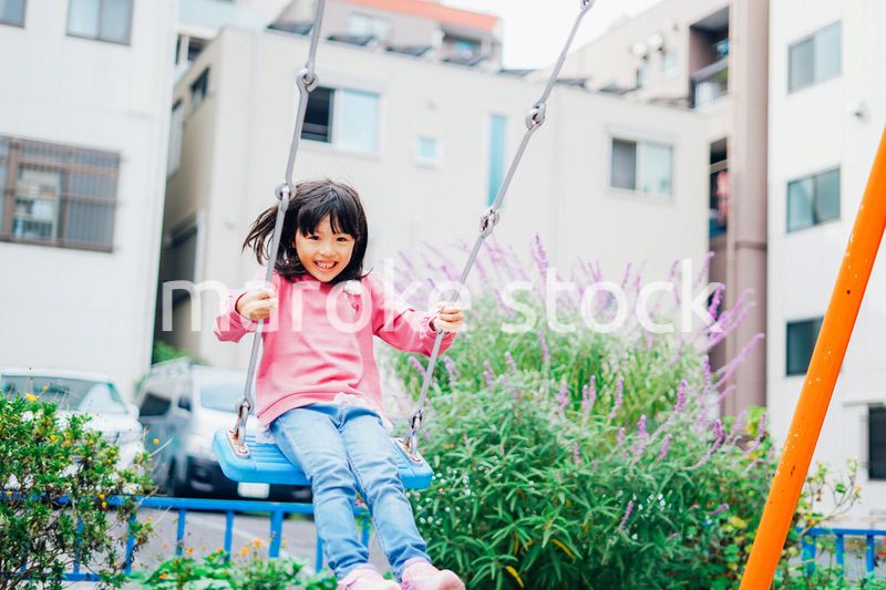 ブランコで遊ぶ女の子