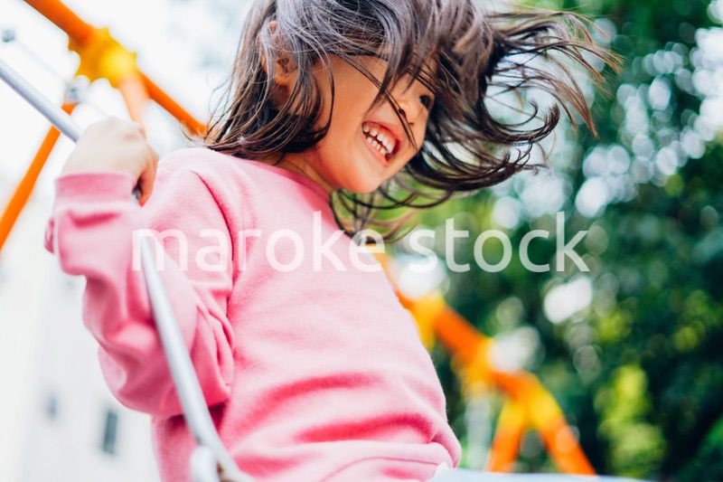 ブランコで遊ぶ女の子