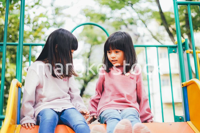 公園で楽しく遊ぶ2人の女の子たち