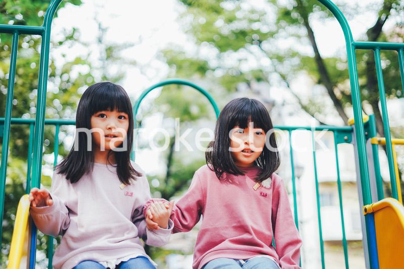 公園で楽しく遊ぶ2人の女の子たち