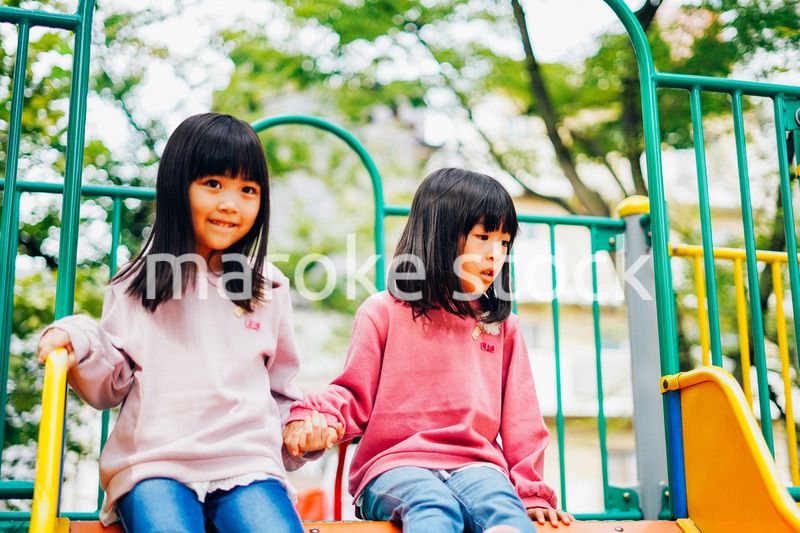 公園で楽しく遊ぶ2人の女の子たち
