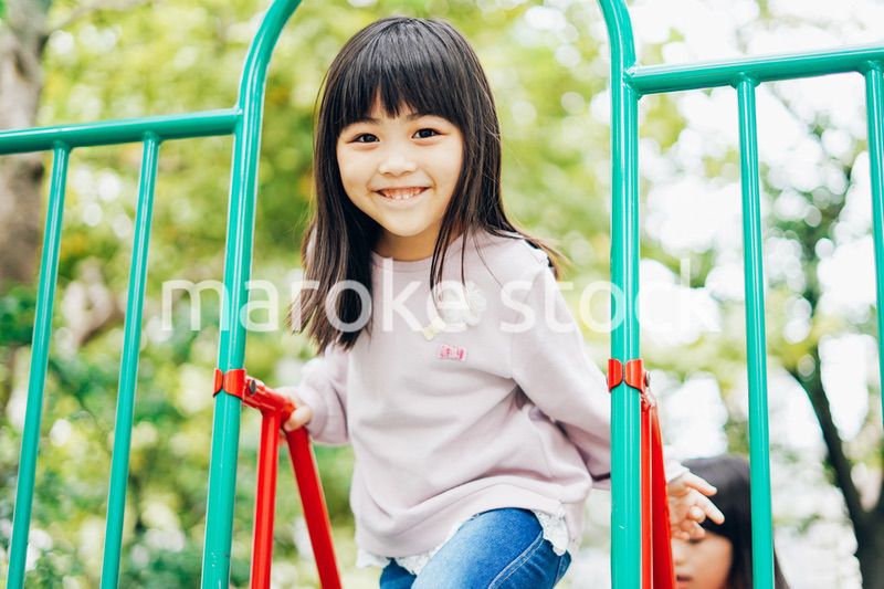 滑り台で遊ぶ小さな女の子