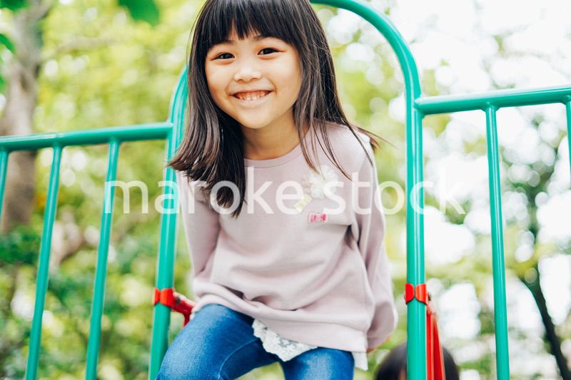 滑り台で遊ぶ小さな女の子