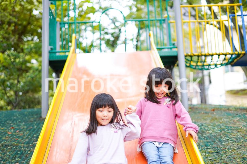 公園で楽しく遊ぶ2人の女の子たち