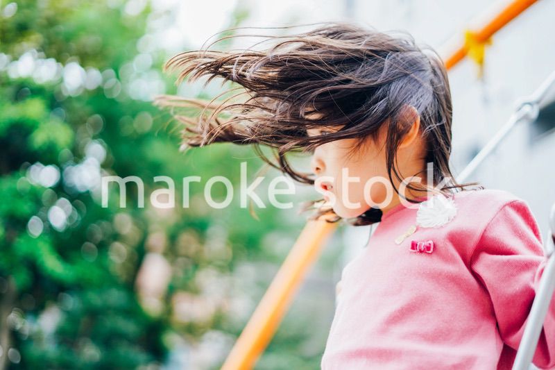 ブランコで遊ぶ女の子