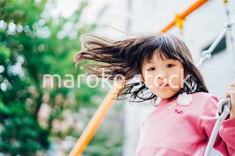 ブランコで遊ぶ女の子
