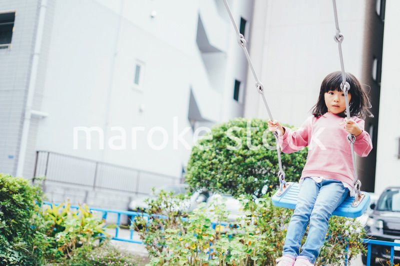 ブランコで遊ぶ女の子