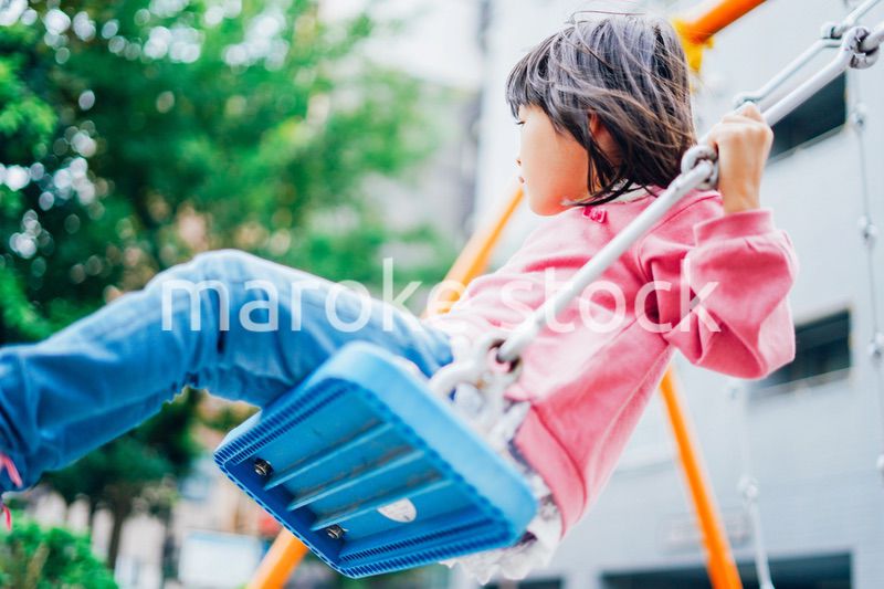 ブランコで遊ぶ女の子