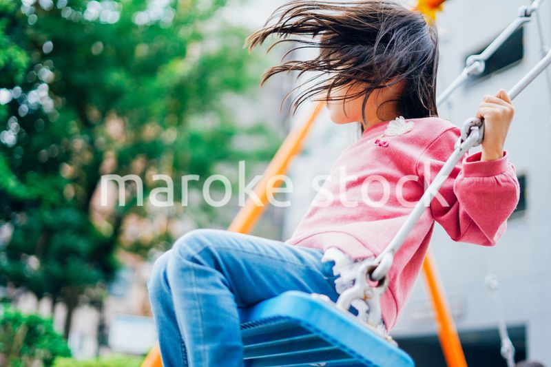 ブランコで遊ぶ女の子