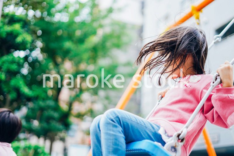 ブランコで遊ぶ女の子