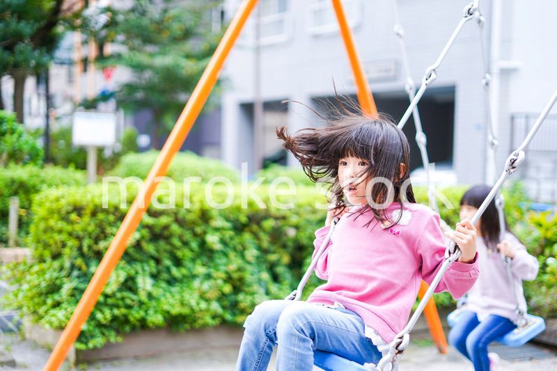 公園で楽しく遊ぶ2人の女の子たち