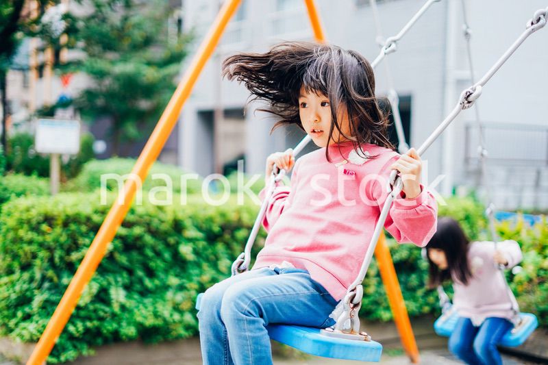 公園で楽しく遊ぶ2人の女の子たち