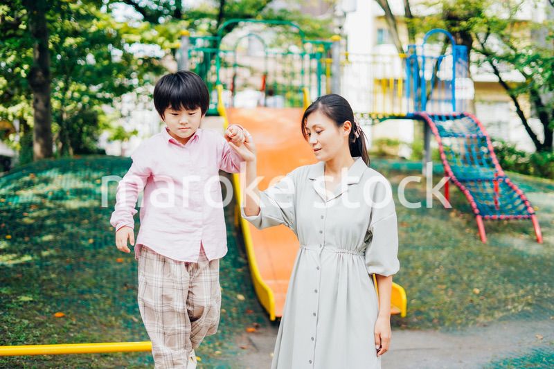 公園でお母さんと遊ぶ男の子