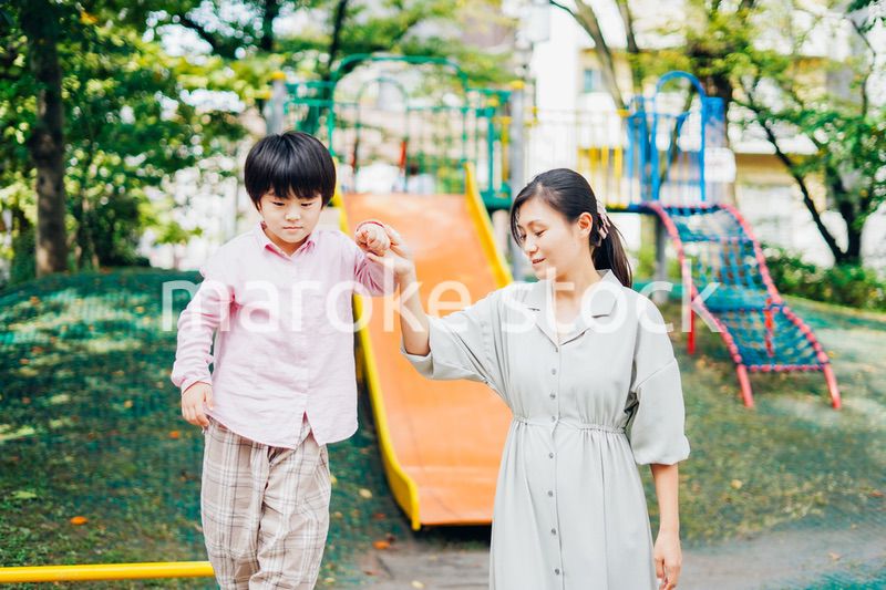 公園でお母さんと遊ぶ男の子