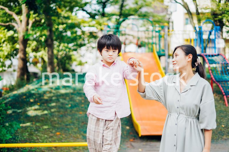 公園でお母さんと遊ぶ男の子