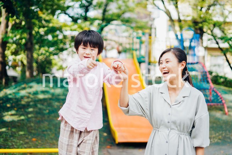 公園でお母さんと遊ぶ男の子
