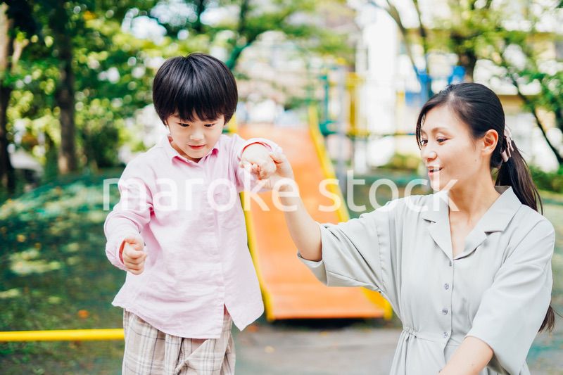 公園でお母さんと遊ぶ男の子