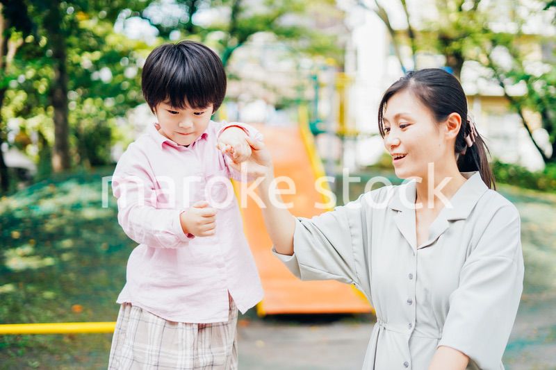 公園でお母さんと遊ぶ男の子