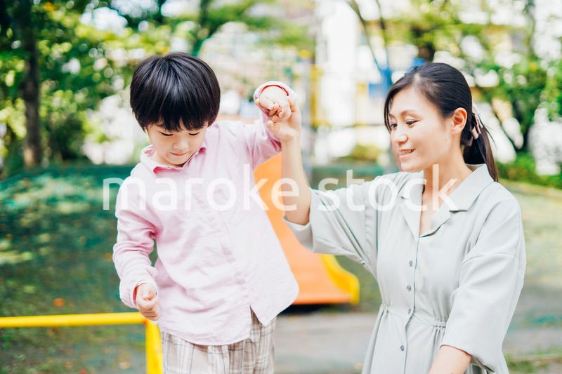 公園でお母さんと遊ぶ男の子