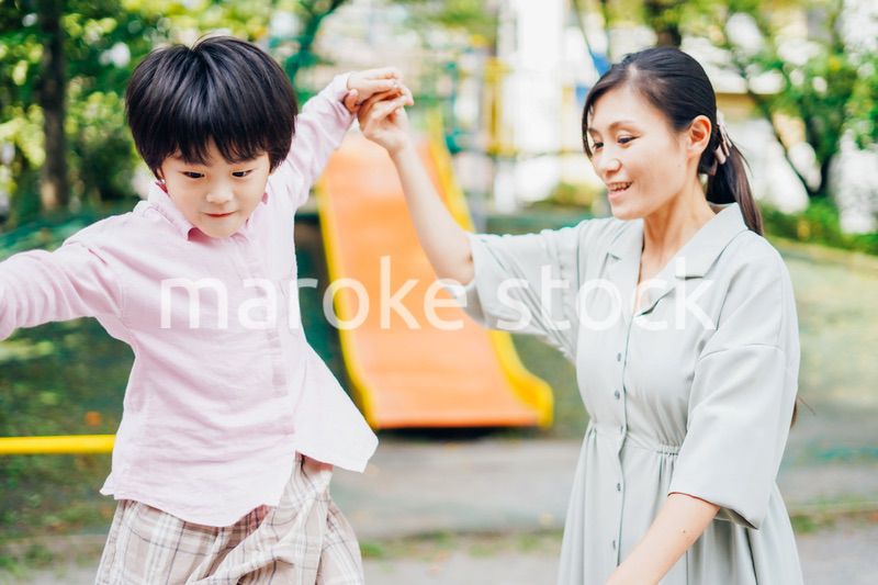 公園でお母さんと遊ぶ男の子