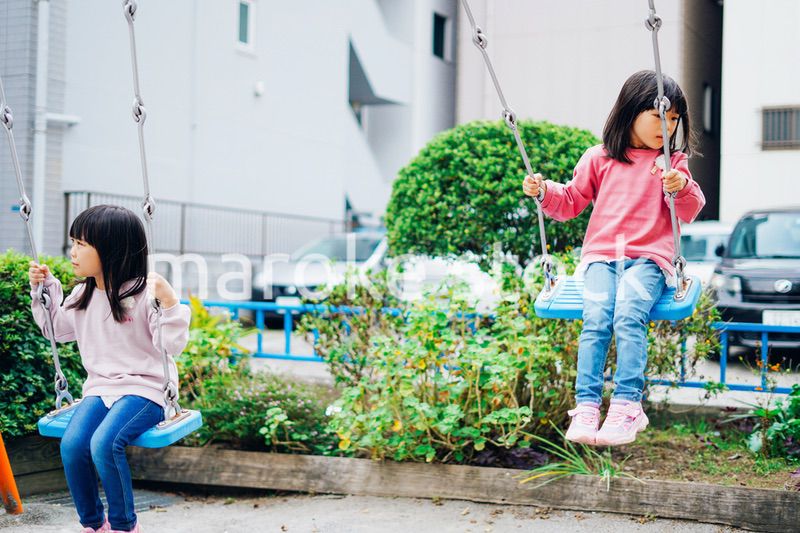 公園で楽しく遊ぶ2人の女の子たち