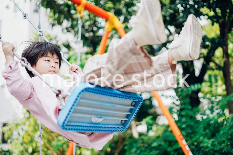 一人でブランコに乗る男の子