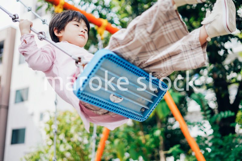 一人でブランコに乗る男の子