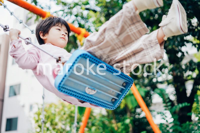 一人でブランコに乗る男の子