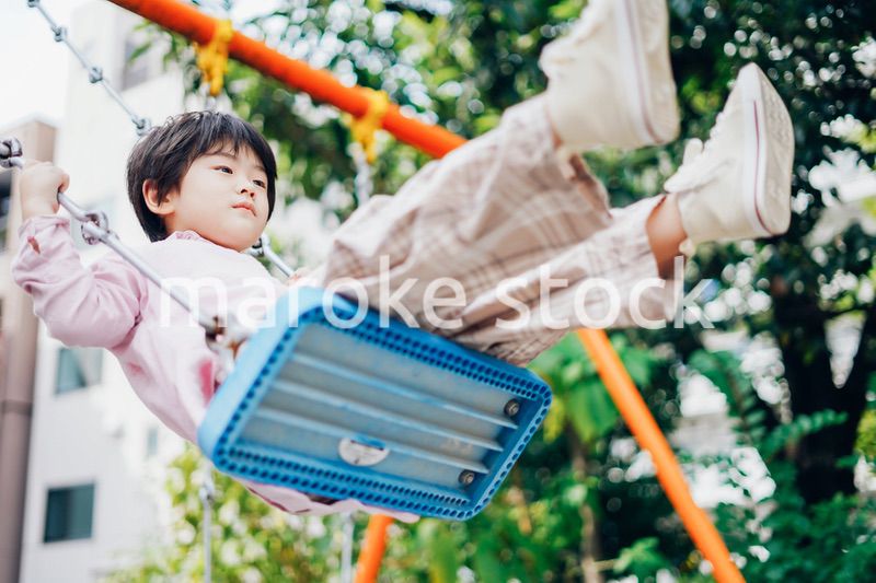 一人でブランコに乗る男の子