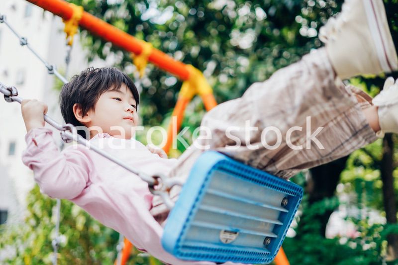一人でブランコに乗る男の子