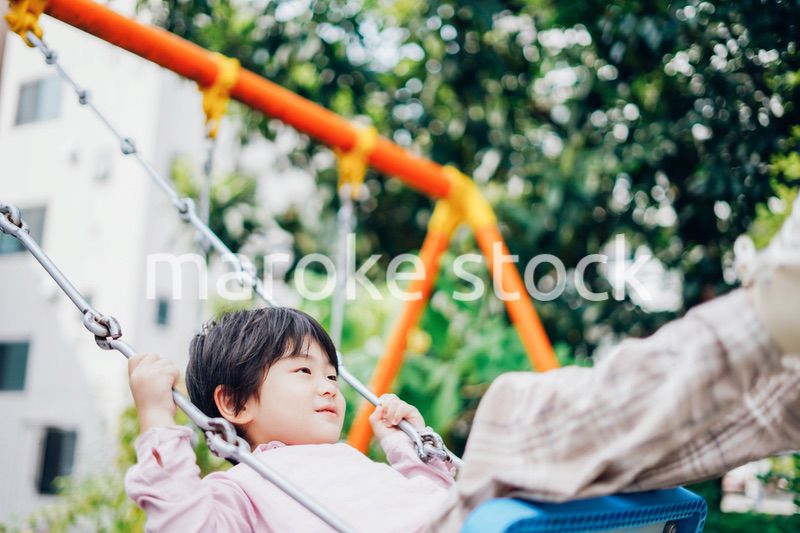 一人でブランコに乗る男の子