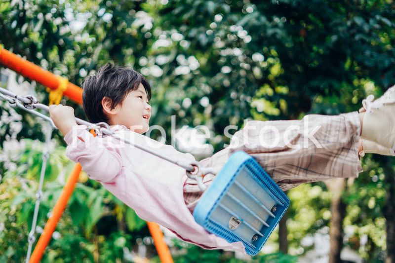 一人でブランコに乗る男の子