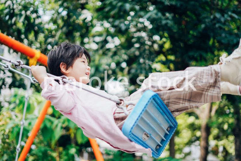 一人でブランコに乗る男の子