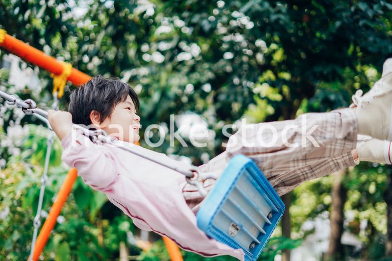 一人でブランコに乗る男の子