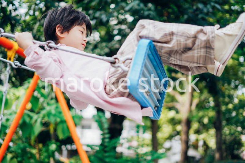 一人でブランコに乗る男の子