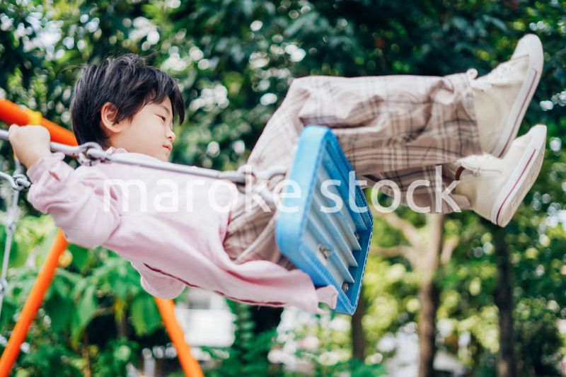 一人でブランコに乗る男の子