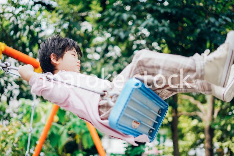 一人でブランコに乗る男の子