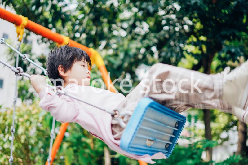 一人でブランコに乗る男の子