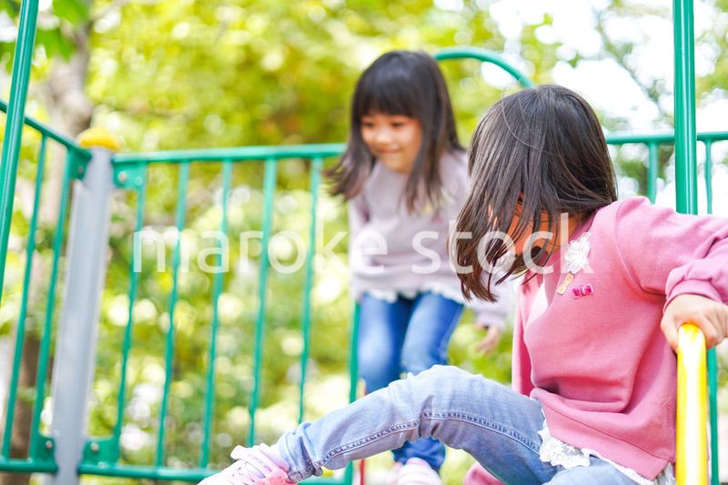 公園で楽しく遊ぶ2人の女の子たち