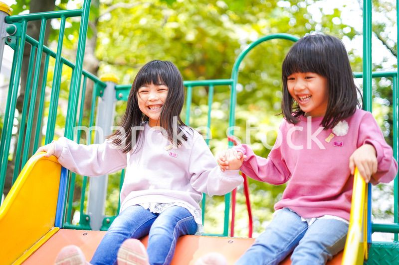 公園で楽しく遊ぶ2人の女の子たち