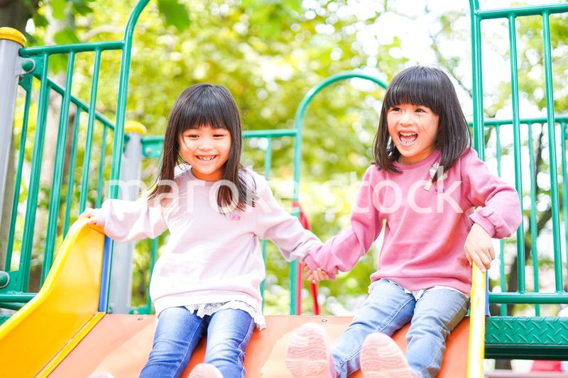 公園で楽しく遊ぶ2人の女の子たち