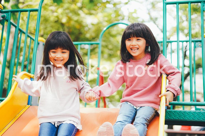 公園で楽しく遊ぶ2人の女の子たち