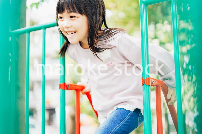 滑り台で遊ぶ小さな女の子