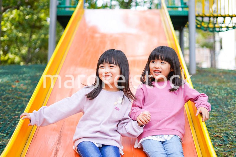 公園で楽しく遊ぶ2人の女の子たち
