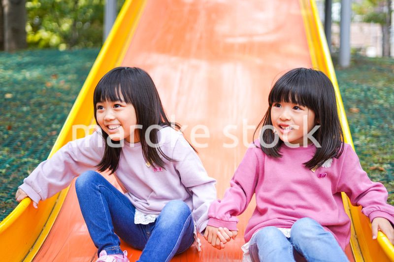 公園で楽しく遊ぶ2人の女の子たち